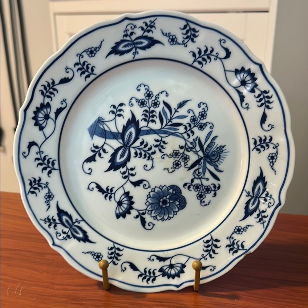 🧡 8 3/4” Blue Danube Japan Blue Onion Pattern  Porcelain Plate 🧡